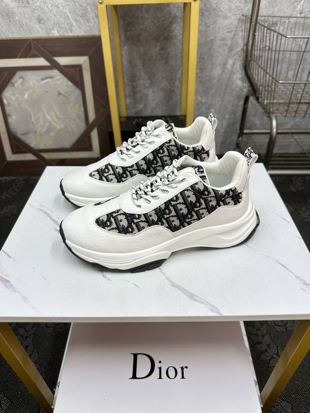 Dior-迪奥 来自法国 众多时尚超模首选品牌 做工精细 采用进口原版布+牛皮面料 羊皮内里 原版开模耐磨大底 给予你色彩斑斓的时尚 尺码 Size :38-4